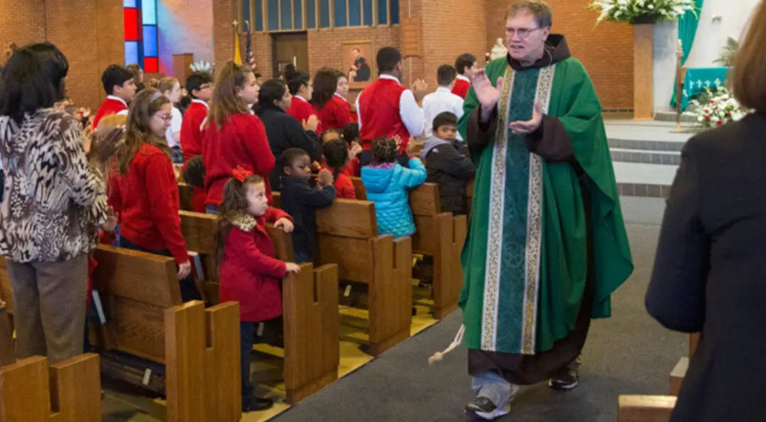 Un adiós lleno de gratitud: Discurso de despedida para un sacerdote